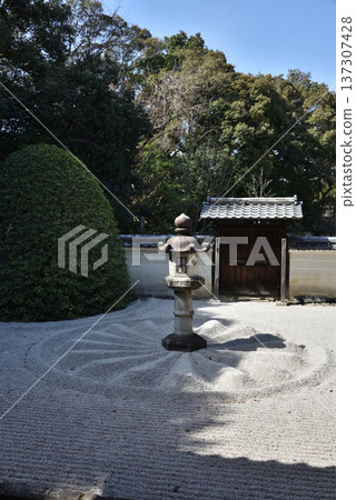 雲龍院庭園：石燈籠與菊花紋章（京都市東山區） 137307428