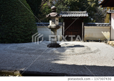 雲龍院庭園：石燈籠與菊花紋章（京都市東山區） 137307430