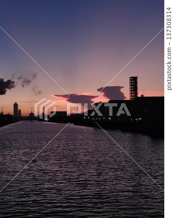 緋紅的雲 137308314