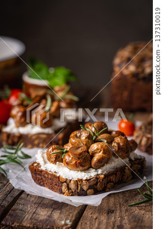 toast with cream cheese and mushroom 137310019