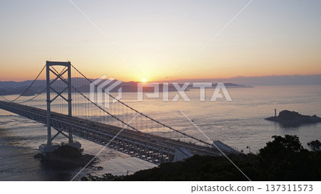 美麗的日出和奧納魯托橋 137311573