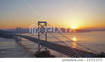 美麗的日出和奧納魯托橋 137311575