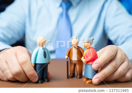 Assigning a consultant to solve the problems of an elderly couple. Administrative services additional support options and personalized sales consultant assistance for seniors. Assigning a consultant to solve the problems of an elderly couple. Administrative services additional support options and personalized sales consultant assistance for seniors. 137311985