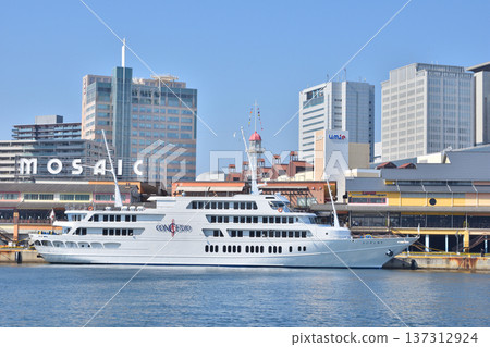 在神戶港的遊船 137312924