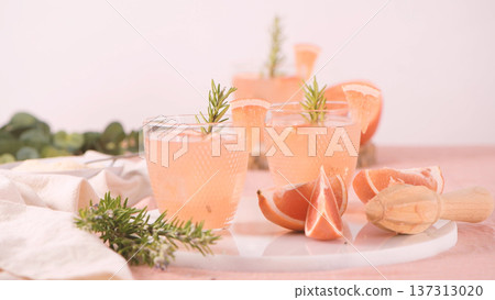Grapefruit juice with rosemary 137313020