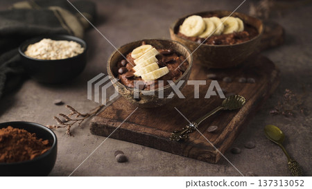 Coconut bowls with oat porridge 137313052