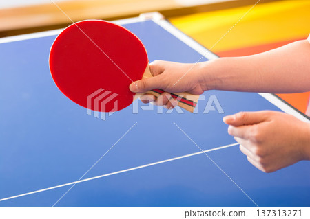 球員握著乒乓球拍的雙手 球員握著乒乓球拍的雙手 137313271