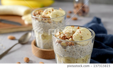 Two bowls of overnight oats topped with banana slices and almonds 137313815