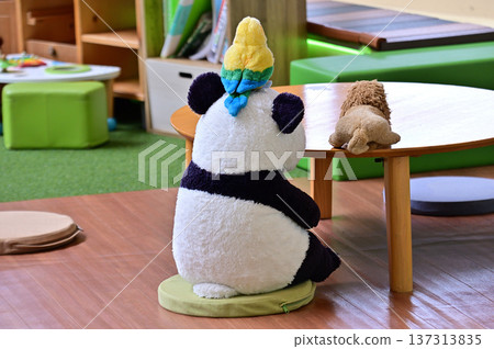 熊貓的毛絨動物 137313835