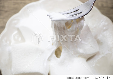 融化的棉花糖 137313917