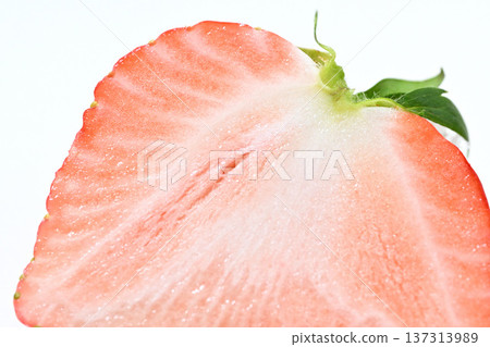 Cross section of a large Yayoihime strawberry (Yayoihime grown in Saitama Prefecture) Cross section of a large Yayoihime strawberry (Yayoihime grown in Saitama Prefecture) 137313989