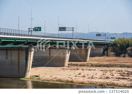 Shin-Kizugawa Bridge, a bridge over the Kizu River, Kyotanabe City, Kyoto Prefecture, Joyo City Shin-Kizugawa Bridge, a bridge over the Kizu River, Kyotanabe City, Kyoto Prefecture, Joyo City 137314020