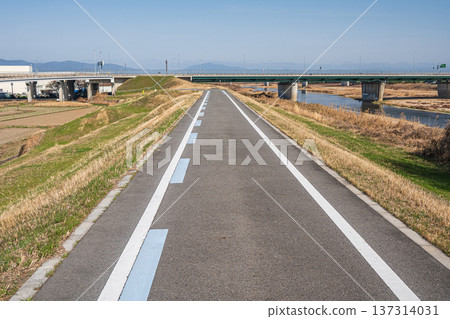 Cycling road on the Kizugawa River embankment, Keihanawa Bicycle Path, Kyotanabe City, Kyoto Prefecture Cycling road on the Kizugawa River embankment, Keihanawa Bicycle Path, Kyotanabe City, Kyoto Prefecture 137314031