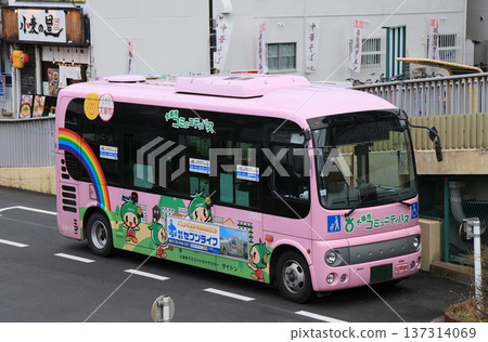 Daito City Community Bus arriving on the north side of Suminoe Station Daito City Community Bus arriving on the north side of Suminoe Station 137314069