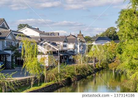 Kurashiki River and the storehouses of the scenic area. Kurashiki Bikan District Tour (view from Takasago Bridge) Kurashiki River and the storehouses of the scenic area. Kurashiki Bikan District Tour (view from Takasago Bridge) 137314186