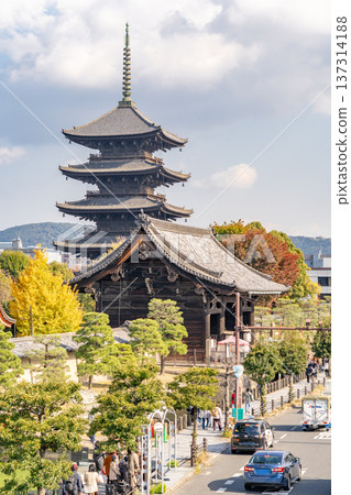 京都 - 東寺秋葉、五重塔（國寶）和南門（重要文化財產） 137314188