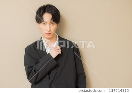 一個男人在他的下巴上打他的手 一個男人在他的下巴上打他的手 137314513