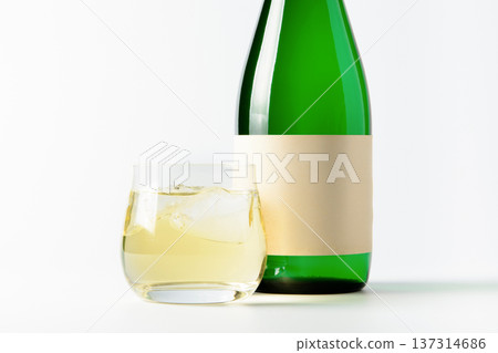 清酒杯和酒瓶的特寫(白色背景上的清酒圖) 清酒杯和酒瓶的特寫(白色背景上的清酒圖) 137314686