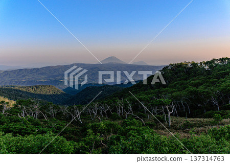Mt. Yotei and the majestic mountain ranges of Hokkaido as seen from Orofure Pass 137314763