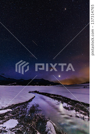 Snowy fields of Lake Nukabira and a shooting star in the starry sky (winter scenery in Hokkaido) Snowy fields of Lake Nukabira and a shooting star in the starry sky (winter scenery in Hokkaido) 137314765