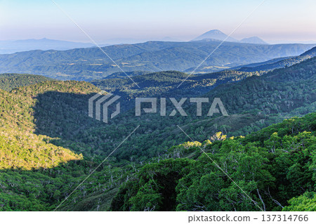 從北海道五瀨峠眺望羊蹄山及廣闊的山景 137314766