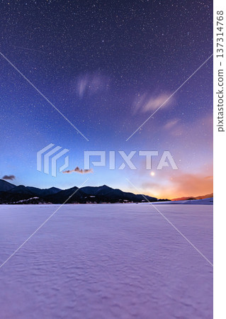 黎明前，糠平湖上空繁星點點，白雪皚皚，構成了一幅冬日美景（北海道） 137314768