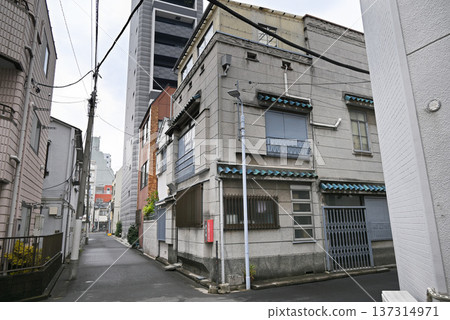 The backstreets of Asakusa, a downtown area of Tokyo, retain a Showa-era atmosphere [Taito Ward, Tokyo] 137314971