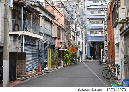 The backstreets of Asakusa, a downtown area of Tokyo, retain a Showa-era atmosphere [Taito Ward, Tokyo] 137314973