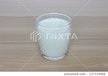 牛奶在一杯 牛奶在一杯 137314988