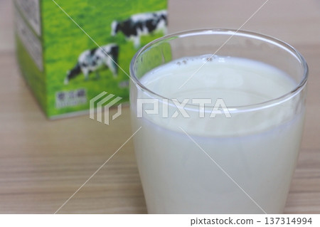 一杯牛奶和一個牛奶盒 一杯牛奶和一個牛奶盒 137314994