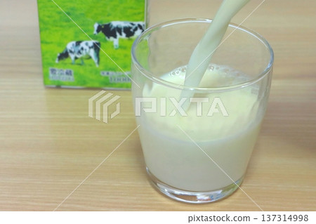 將牛奶倒入玻璃杯中 將牛奶倒入玻璃杯中 137314998