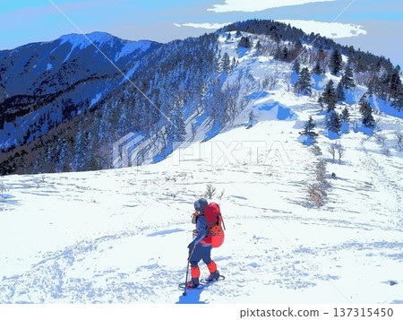 登山者從白雪皚皚的小貓山眺望東屋山（afr20260220105058） 137315450