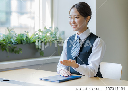 Businesswoman explaining at the reception 137315464