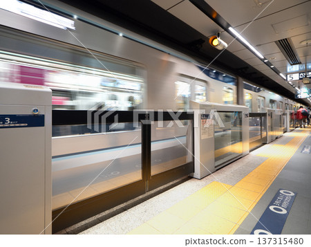 東京地鐵車廂駛離月台 137315480