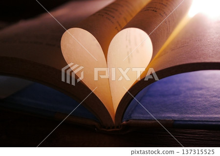 一本書，書頁展開成心形 [夜] 137315525