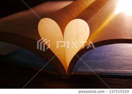 一本書，書頁展開成心形 [夜] 137315529