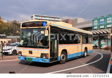阪急巴士停靠在福知山線西宮那須尾站前 137315531