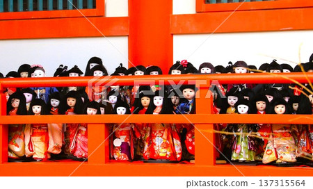 神社裡排列著一排日本娃娃 137315564