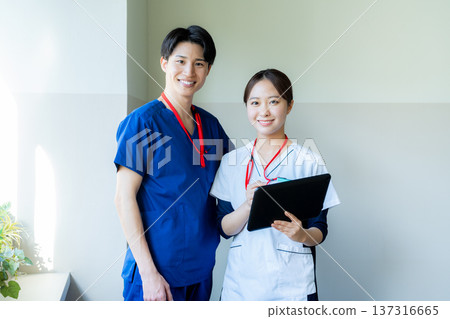 Medical staff working in the hospital 137316665