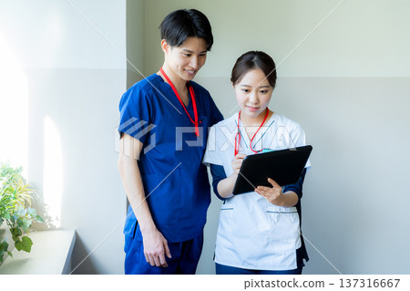 在醫院工作的醫務人員 137316667