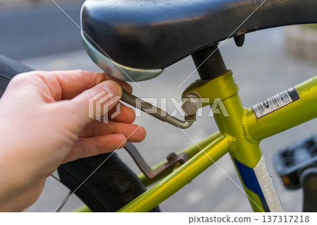 調整兒童自行車的鞍座高度 137317218
