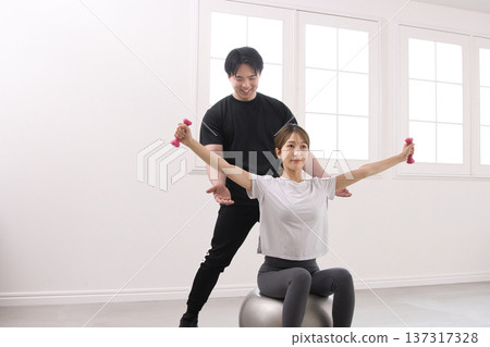 年輕女子正在接受私人教練的訓練 137317328