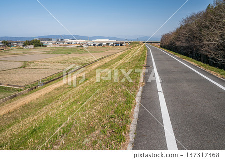Keihanawa Bicycle Path and Rural Scenery Along the River, Kyotanabe City, Kyoto Prefecture 137317368