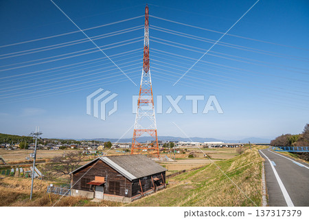 京都府京田邊市稻田中矗立的鋼塔 137317379