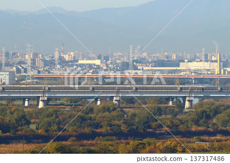 上越新幹線/北陸新幹線E7系列穿越戶田大橋 上越新幹線/北陸新幹線E7系列穿越戶田大橋 137317486