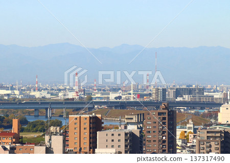 一列綠條紋的東北新幹線E2系列車駛過戶田大橋（與一列山形新幹線E3系翼號列車連接） 137317490