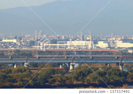 東北新幹線E5系（與秋田新幹線E6系聯掛）駛過戶田橋 137317491