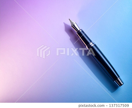 漸變背景上的鋼筆特寫 137317509