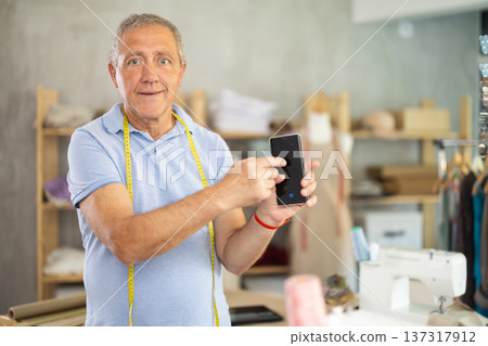 man tailor offers to place an order via mobile man tailor offers to place an order via mobile 137317912