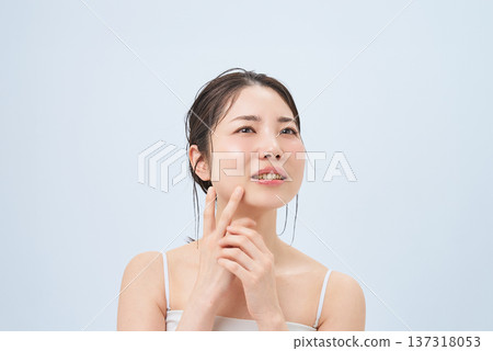 Women suffering from skin trouble 137318053